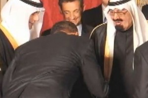 President Obama bows before the tyrant monster who rules Saudi Arabia